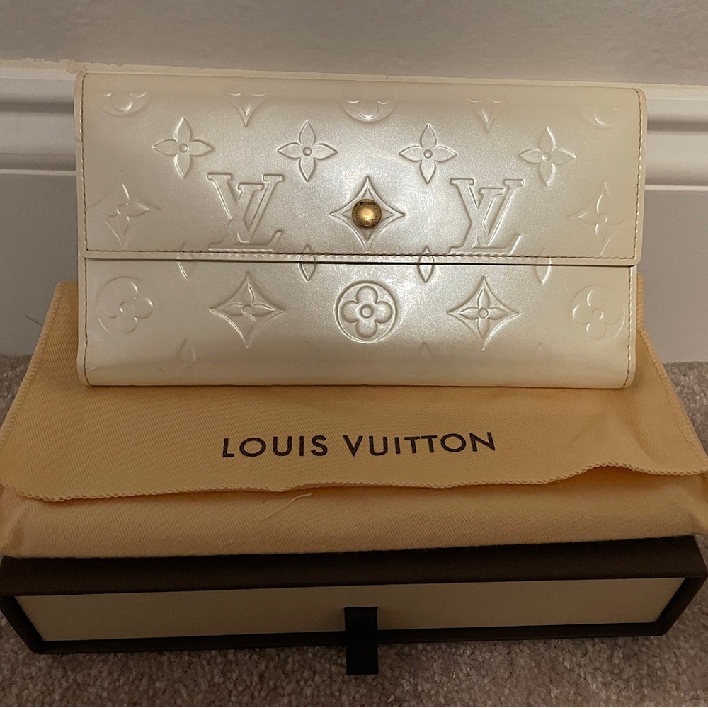 Authentic Louis Vuitton Pearl Vernis Wallet